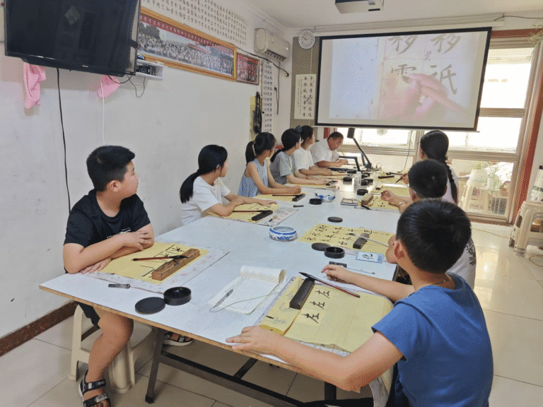 A arte da caligrafia entra nas escolas: oficinas reforçam cultura tradicional entre jovens chineses