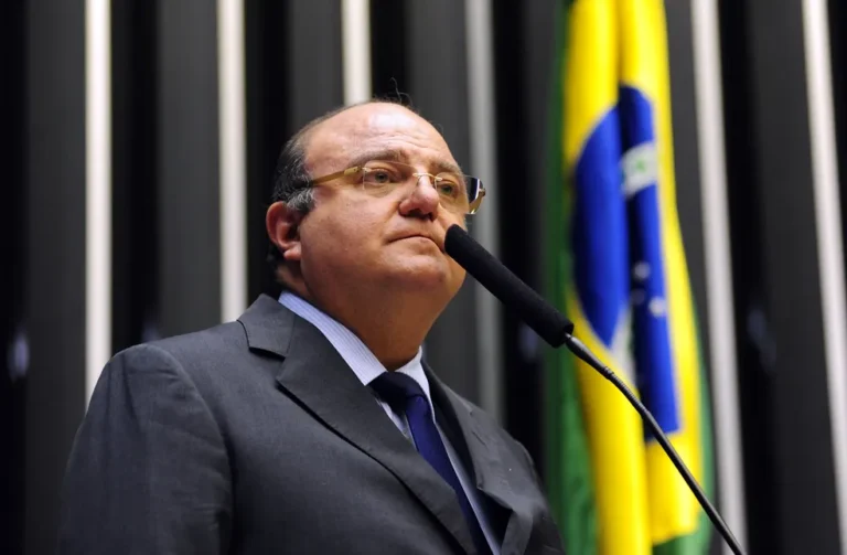 Trump anuncia taxação ao Brasil e ameaça o mundo