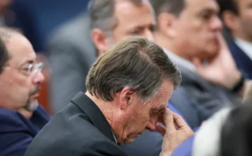 Alexandre de Moraes decreta prisão domiciliar de Bolsonaro por descumprimento de medidas cautelares