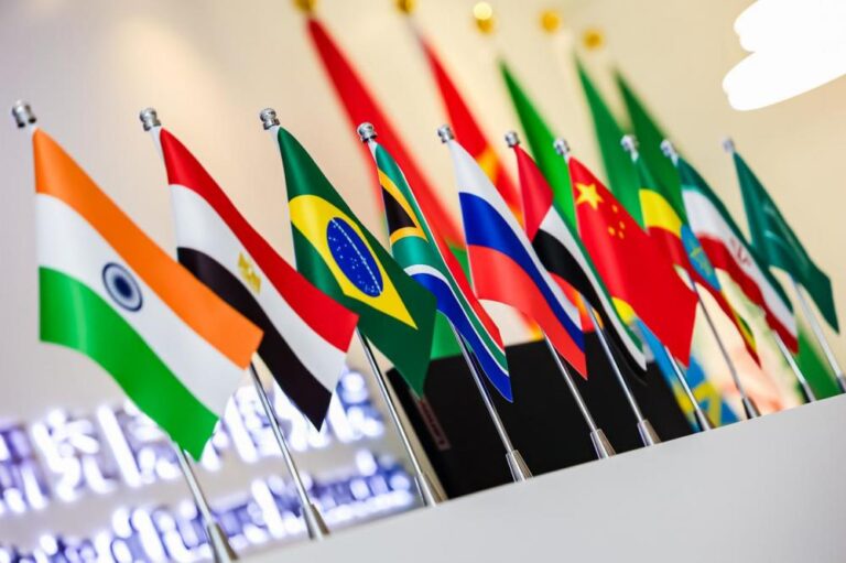 BRICS lança sistema de pagamentos para reduzir dependência do dólar e ampliar alcance do Pix