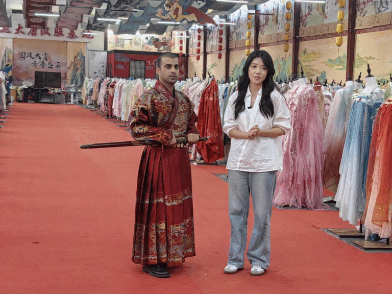 A Jornada do Jovem Paquistanês Harry pelo Mundo do Hanfu em Heze