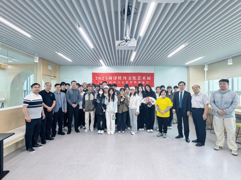 A Exposição de Cultura e Arte da Peônia de Heze 2025 é realizada na Universidade Nacional de Jeju, na Coreia do Sul.