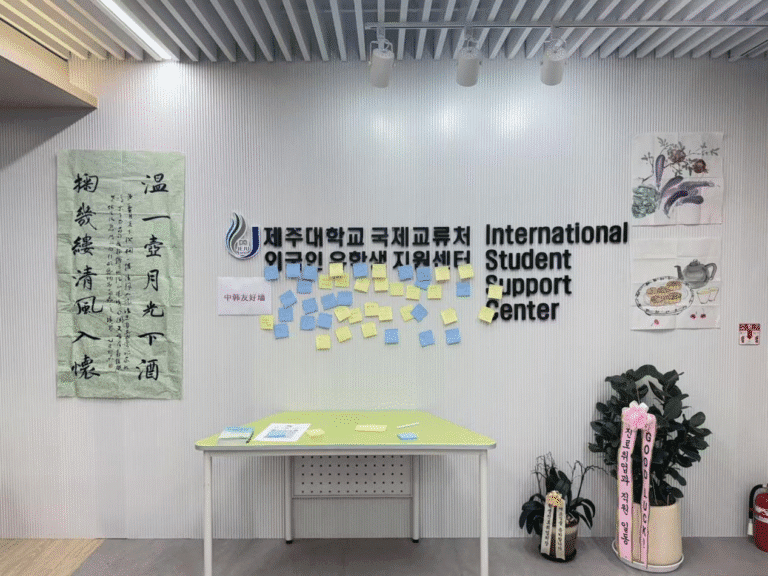 Estudantes chineses da Universidade Nacional de Jeju promovem exposição de caligrafia e pintura em celebração ao Festival do Meio Outono