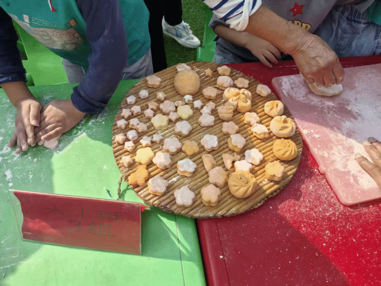 Crianças celebram o Festival do Meio Outono com oficinas de preparo de bolos da lua em Dingtao