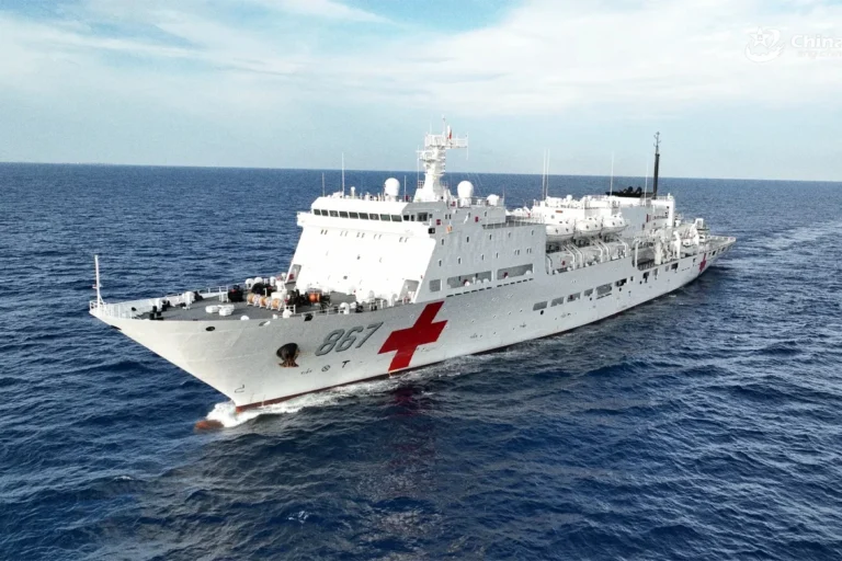 Brasil autoriza navio-hospital da Marinha chinesa a atracar no Rio