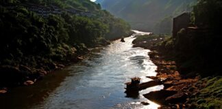 Às margens do rio Chishui, o “museu natural do shoyu” preserva séculos de saber artesanal