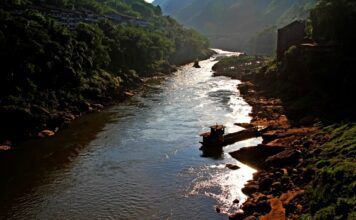 Às margens do rio Chishui, o “museu natural do shoyu” preserva séculos de saber artesanal