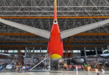 Mídia chinesa visita base de manutenção aeronáutica no Porto de Livre Comércio de Hainan