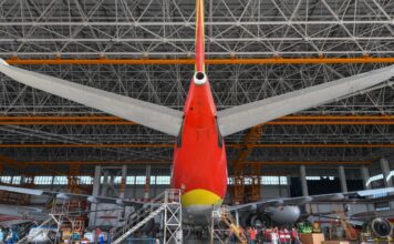 Mídia chinesa visita base de manutenção aeronáutica no Porto de Livre Comércio de Hainan