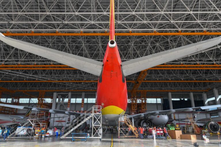 Mídia chinesa visita base de manutenção aeronáutica no Porto de Livre Comércio de Hainan