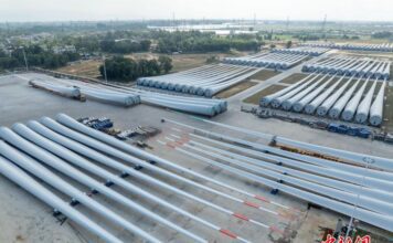 Pás gigantes de turbinas eólicas são produzidas em Hainan