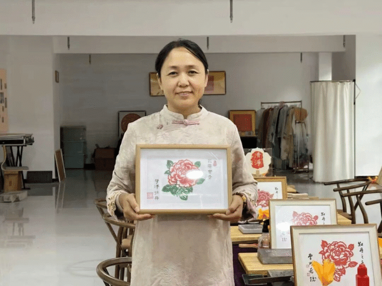 Zhang Lina renova a técnica de frottage de Caozhou entre tradição e inovação