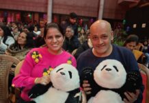 Bichos de pelúcia de panda de Mudan encantam celebração escolar na Índia