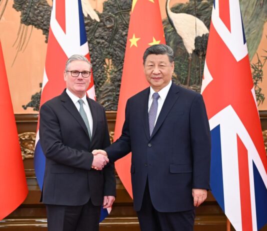 Xi e Starmer defendem multilateralismo em encontro histórico em Pequim