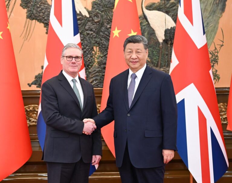 Xi e Starmer defendem multilateralismo em encontro histórico em Pequim