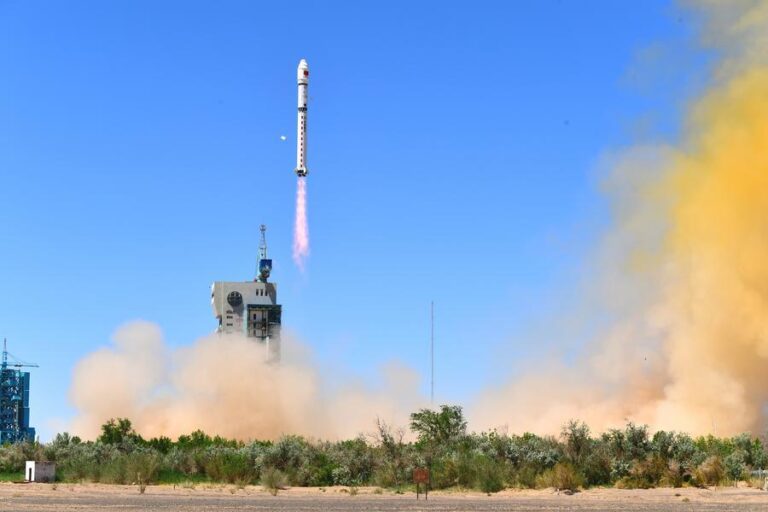 China anuncia planos de centros de dados de IA no espaço e mira concorrência com SpaceX