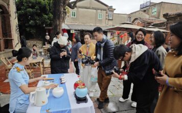 “Um convite aromático de chá ao mundo”: Mídias chinesas do exterior degustam o milenar sabor do chá na Rua Oeste de Quanzhou