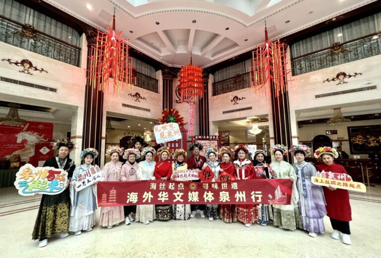 Mídia chinesa no exterior em visita a Quanzhou: Flores nos Cabelos e Travessia da Ponte Revelam a Beleza do Patrimônio Mundial