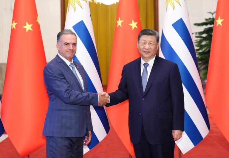 Xi Jinping defende aprofundar parceria estratégica entre China e Uruguai em múltiplos setores