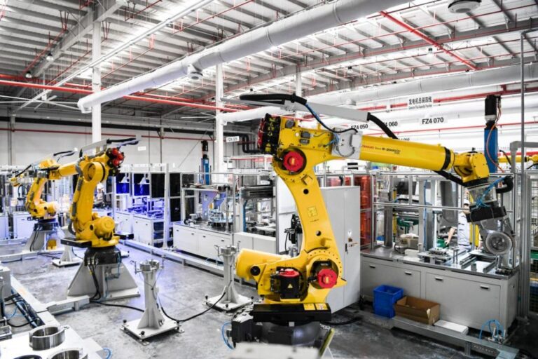 Fábria chinesa operando com máquinas que utilizam inteligência artificial