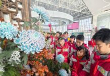 Atmosfera primaveril no mercado de flores Crianças em ambiente decorado com flores.