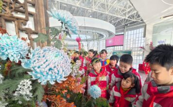 Atmosfera primaveril no mercado de flores Crianças em ambiente decorado com flores.