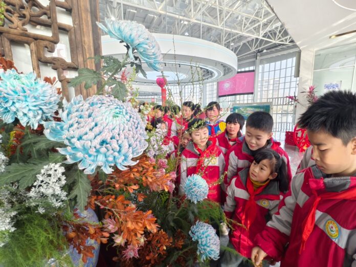 Crianças em ambiente decorado com flores.