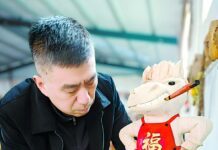 Buscando o “cavalo dragão” na madeira, entalhando o Ano Novo sob a lâmina