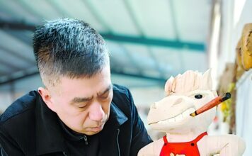 Buscando o “cavalo dragão” na madeira, entalhando o Ano Novo sob a lâmina