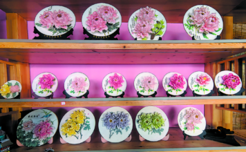 Porcelana que Imortaliza a Peônia: Artesanato Enriquece o Interior — A Preservação e Inovação da Arte da Porcelana de Peônia de Caozhou e seu Retorno às Origens Rurais