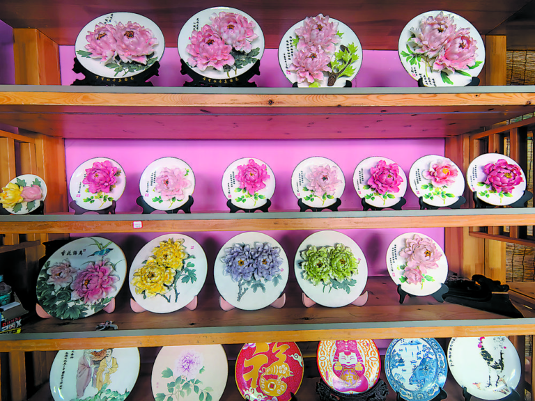 Porcelana que Imortaliza a Peônia: Artesanato Enriquece o Interior — A Preservação e Inovação da Arte da Porcelana de Peônia de Caozhou e seu Retorno às Origens Rurais