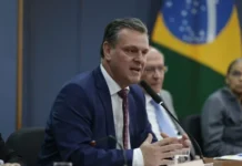 Fávaro critica suspensão de embarques de soja para a China e cobra explicações de empresa Soja suspensa para China incita crítica de Ministro Carlos Fávaro