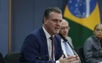 Fávaro critica suspensão de embarques de soja para a China e cobra explicações de empresa Soja suspensa para China incita crítica de Ministro Carlos Fávaro