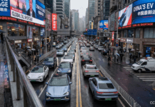 Crise do petróleo favorece montadoras chinesas e acelera disputa global por veículos elétricos Petróleo em alta beneficia fabricantes de EVs