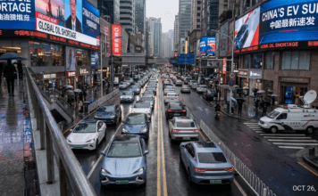 Crise do petróleo favorece montadoras chinesas e acelera disputa global por veículos elétricos Petróleo em alta beneficia fabricantes de EVs