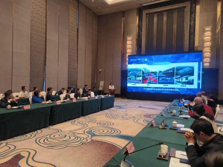 As marés do rio Jingjiang recebem visitantes do mundo inteiro; os sabores de Chu espalham fragrâncias e criam laços globais