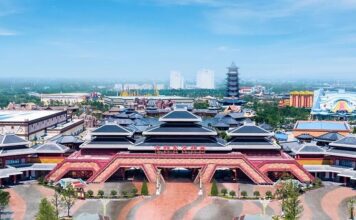 Mídia chinesa no exterior visita o Fantawild de Jingzhou: tecnologia como pincel, cultura como tinta, recriando o encanto da cultura Chu