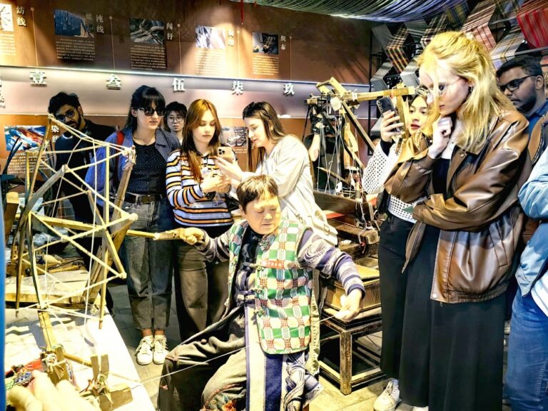 Professores russos participam de evento cultural da peônia em Heze