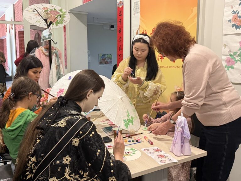 Evento cultural da peônia é realizado na Bulgária e amplia intercâmbio internacional