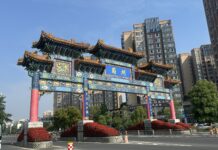 Do charme da Dinastia Tang e da cultura de Shu ao estilo norte-americano: conhecendo a “fusão entre Oriente e Ocidente” da Chinatown de Chongzhou, em Chengdu
