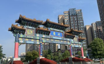 Do charme da Dinastia Tang e da cultura de Shu ao estilo norte-americano: conhecendo a “fusão entre Oriente e Ocidente” da Chinatown de Chongzhou, em Chengdu