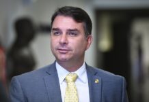 Flávio Bolsonaro afirma que buscará diálogo com a China sobre tarifa de 55% aplicada às carnes brasileiras