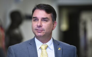 Flávio Bolsonaro afirma que buscará diálogo com a China sobre tarifa de 55% aplicada às carnes brasileiras