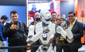 Robô policial humanoide chama atenção em feira de segurança