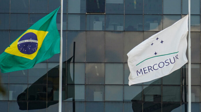 Bandeiras do Brasil e do Mercosul; foto de arquivo de Rafa Neddermeyer, Agência Brasil