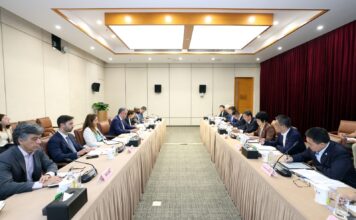 Brasil e China estudam ampliar voos diretos e cooperação na aviação Autoridades do Brasil e da China reunidas em Pequim para discutir aviação civil e voos diretos