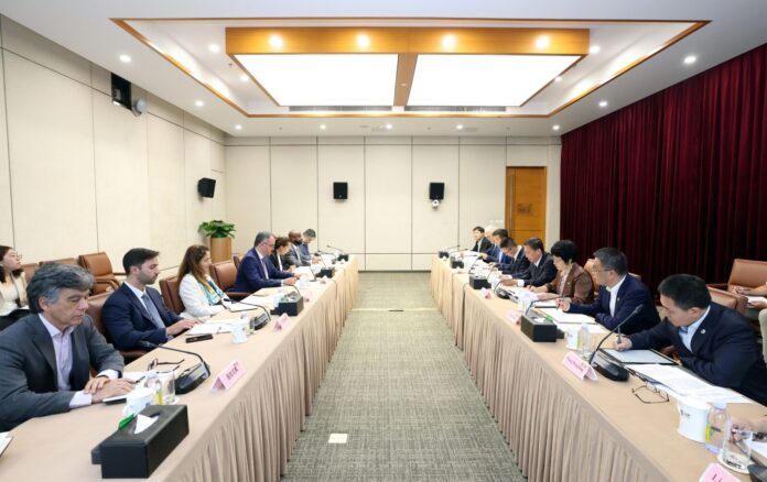 Autoridades do Brasil e da China reunidas em Pequim para discutir aviação civil e voos diretos