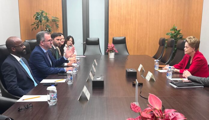 Autoridades brasileiras e representantes do Novo Banco de Desenvolvimento reunidos em Xangai
