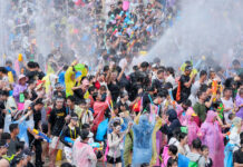 Festival de Brincadeiras Aquáticas da Fonte Termal de Qixian, em Hainan, é inaugurado com dezenas de milhares de pessoas celebrando o Qixi