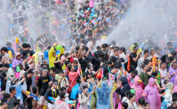 Festival de Brincadeiras Aquáticas da Fonte Termal de Qixian, em Hainan, é inaugurado com dezenas de milhares de pessoas celebrando o Qixi